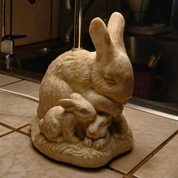 Adorable Mamma Bunny & 3 Baby Bunnies Carved Poly Resin Figurine Accent Lamp - Picture 3 of 6